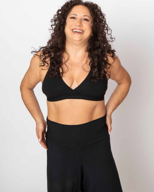 Black / Unilateral  & pocketed pullover lounge modal bra on unilateral model front view
