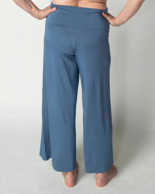 Slate & Soft Luxurious and comfortable dusty rose wide leg lounge pants that are the perfect recovery pant for cancer patients front view